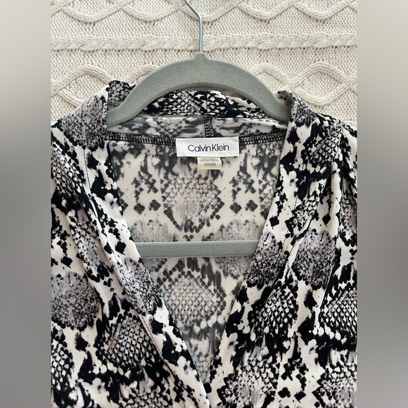 Calvin Klein Black & White Snakeskin Pattern Sleeveless Blouse Women’s Size Med - Picture 13 of 14
